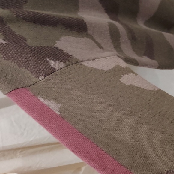 mystree Green Camo V-Neck Sweater with Maroon Strip on Sleeves Size Small - Picture 3 of 9